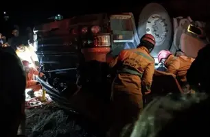 Carreta tomba e motorista fica preso às ferragens em Itainópolis (Foto: Reprodução)