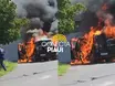 Carro pega fogo e mobiliza o Corpo de Bombeiros no bairro Angelim, em Teresina