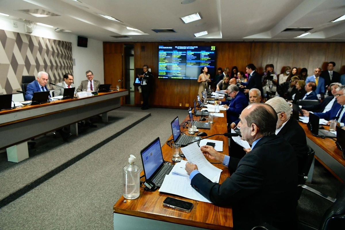 CCJ do Senado aprova fim da reeleição para presidente, prefeitos e governadores