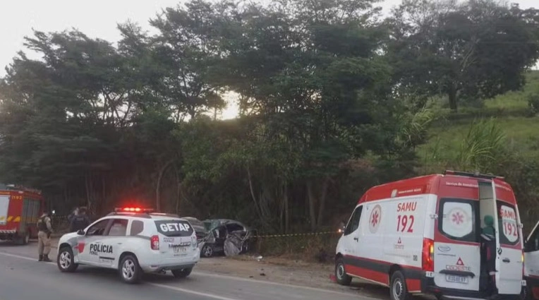 Colisão entre caminhão e dois carros deixa três mortos e seis feridos em MG