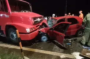 Colisão entre carro e caminhão deixa um morto e um ferido na BR-343, em Teresina (Foto: Reprodução)