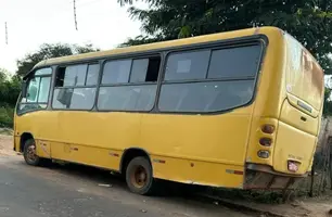 Criança de 4 anos é esquecida em ônibus escolar trancado com cadeado no Piauí (Foto: Reprodução/Portal B1)