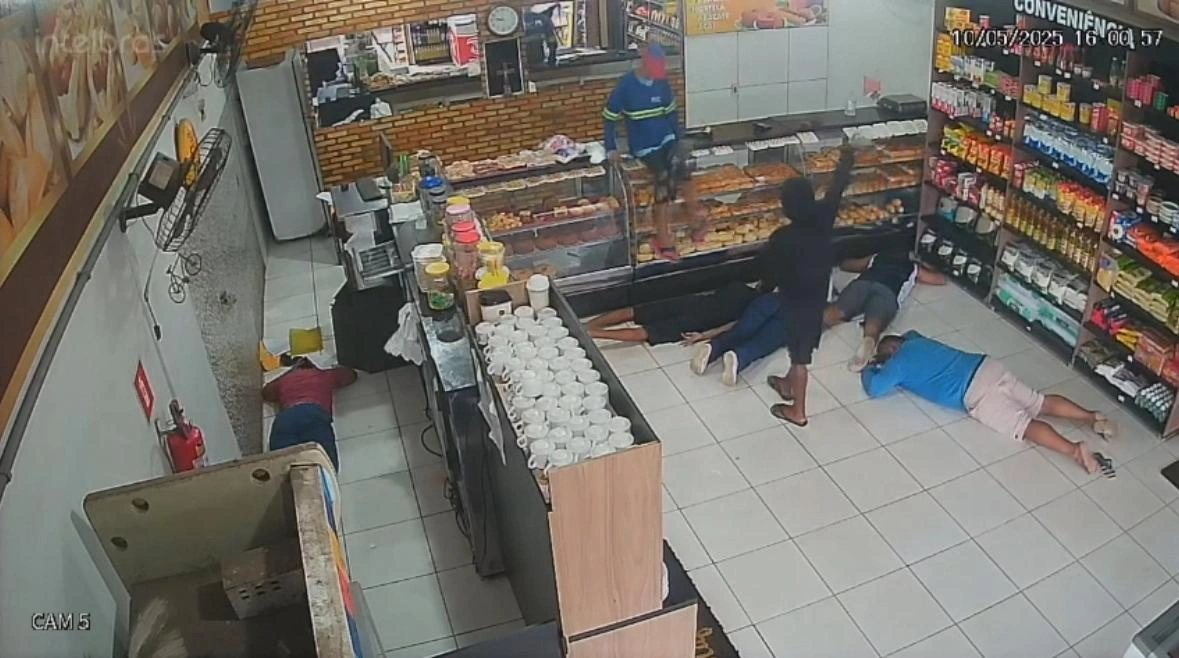 Criminosos armados invadem padaria e levam dinheiro em Altos