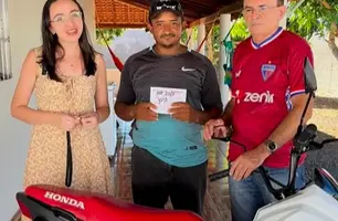 Entrega de moto encerra com festa o Dia das Mães em Caraúbas do Piauí (Foto: Reprodução)