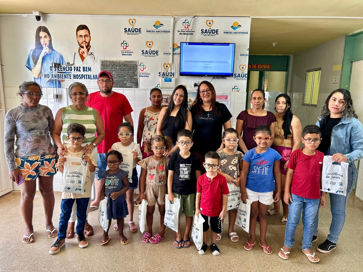 Entrega de óculos beneficia crianças do município de Dirceu Arcoverde