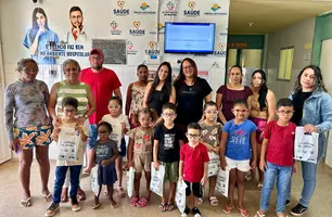 Entrega de óculos beneficia crianças do município de Dirceu Arcoverde (Foto: Reprodução)