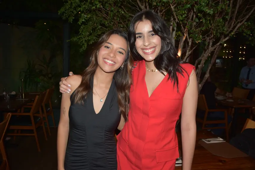 Esther Andrade comemora aniversário ao lado de amigas no Restaurante Zio