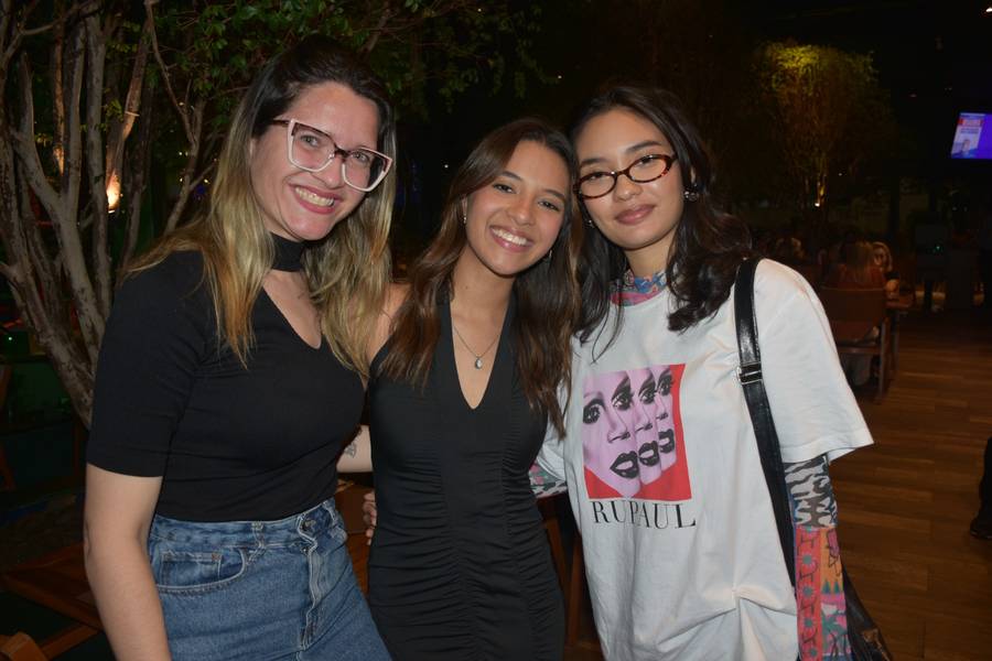Esther Andrade comemora aniversário ao lado de amigas no Restaurante Zio