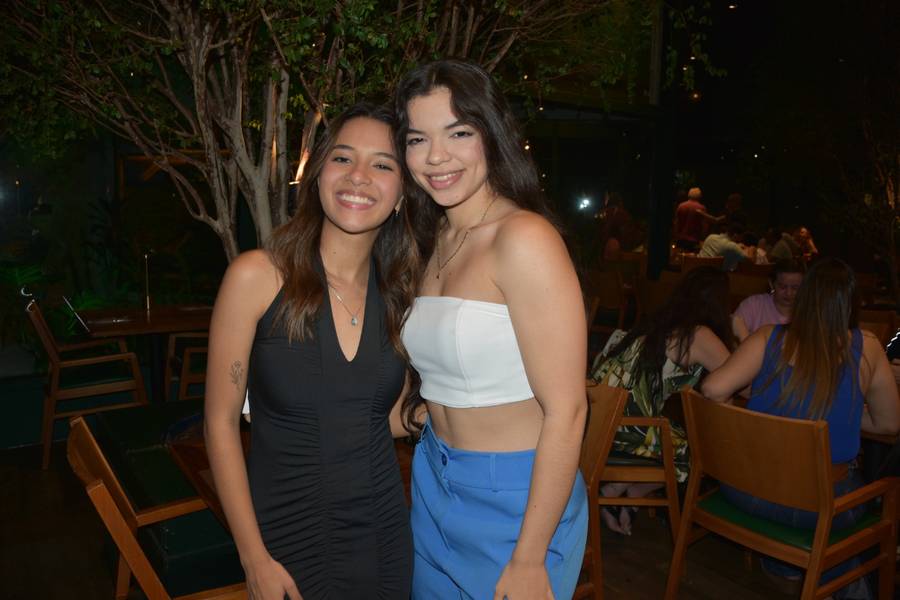 Esther Andrade comemora aniversário ao lado de amigas no Restaurante Zio