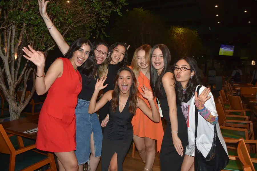 Esther Andrade comemora aniversário ao lado de amigas no Restaurante Zio