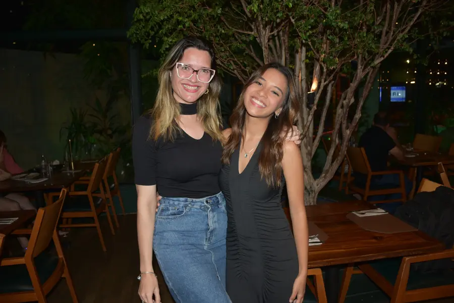 Esther Andrade comemora aniversário ao lado de amigas no Restaurante Zio