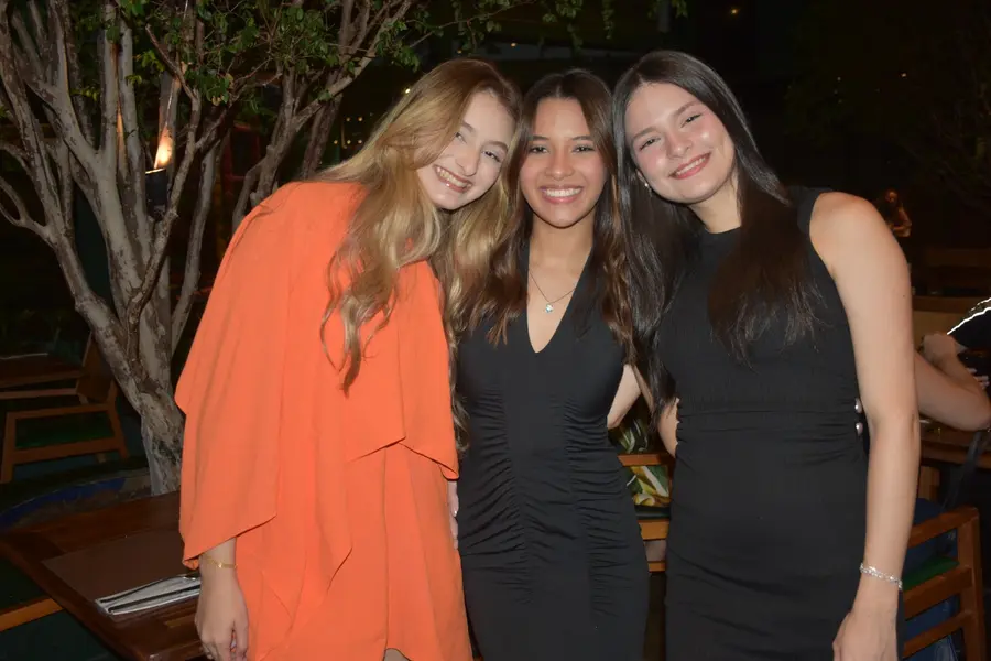 Esther Andrade comemora aniversário ao lado de amigas no Restaurante Zio