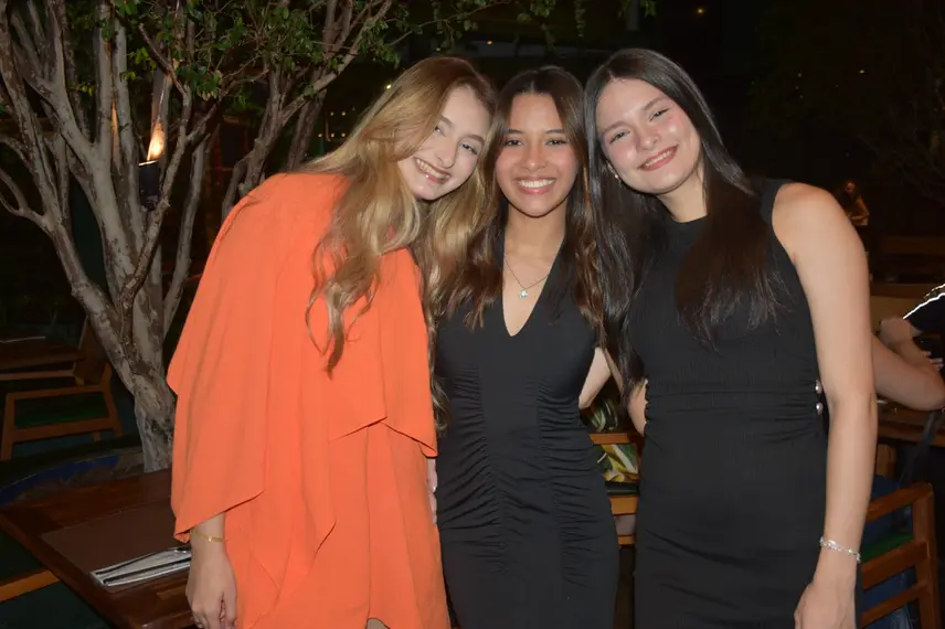 Esther Andrade comemora aniversário ao lado de amigas no Restaurante Zio