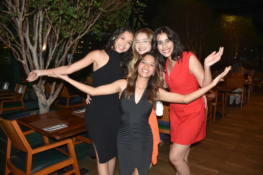 Esther Andrade comemora aniversário ao lado de amigas no Restaurante Zio