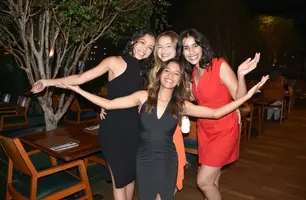 Esther Andrade comemora aniversário ao lado de amigas no Restaurante Zio (Foto: Magal/ Conecta Piauí)