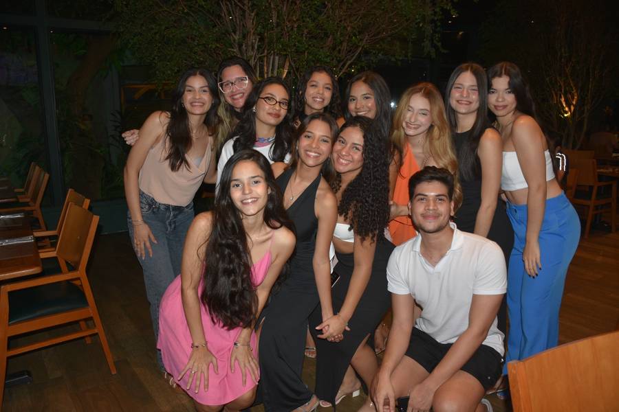 Esther Andrade comemora aniversário ao lado de amigas no Restaurante Zio