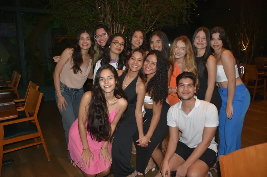 Esther Andrade comemora aniversário ao lado de amigas no Restaurante Zio
