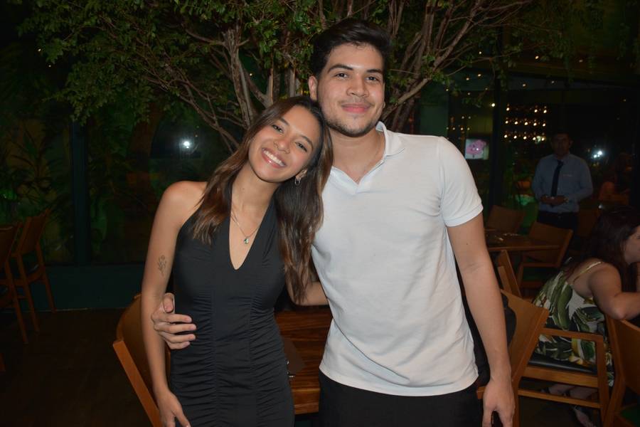 Esther Andrade comemora aniversário ao lado de amigas no Restaurante Zio