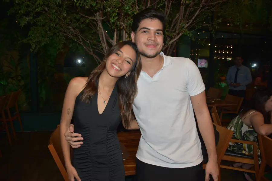 Esther Andrade comemora aniversário ao lado de amigas no Restaurante Zio