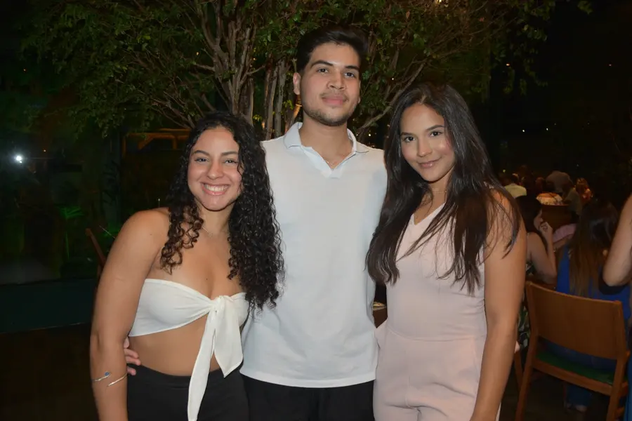 Esther Andrade comemora aniversário ao lado de amigas no Restaurante Zio