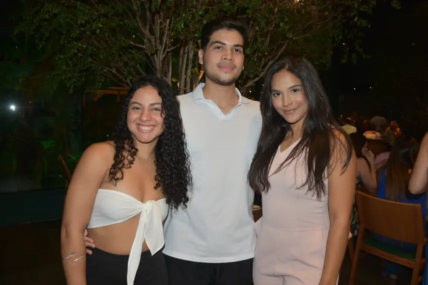 Esther Andrade comemora aniversário ao lado de amigas no Restaurante Zio