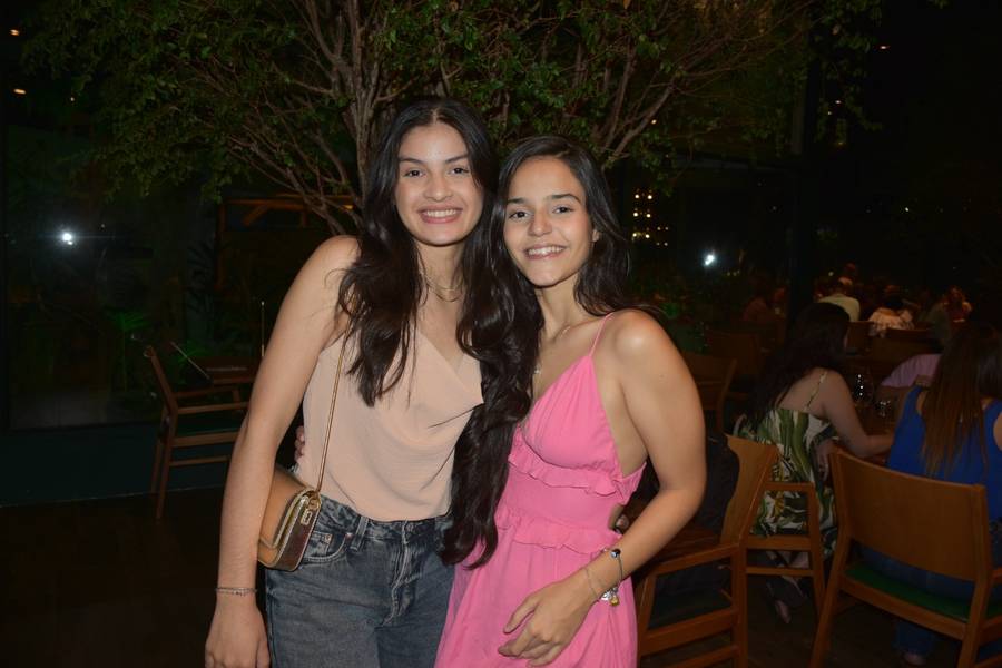 Esther Andrade comemora aniversário ao lado de amigas no Restaurante Zio