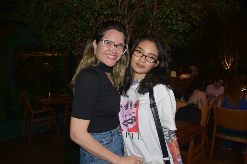 Esther Andrade comemora aniversário ao lado de amigas no Restaurante Zio