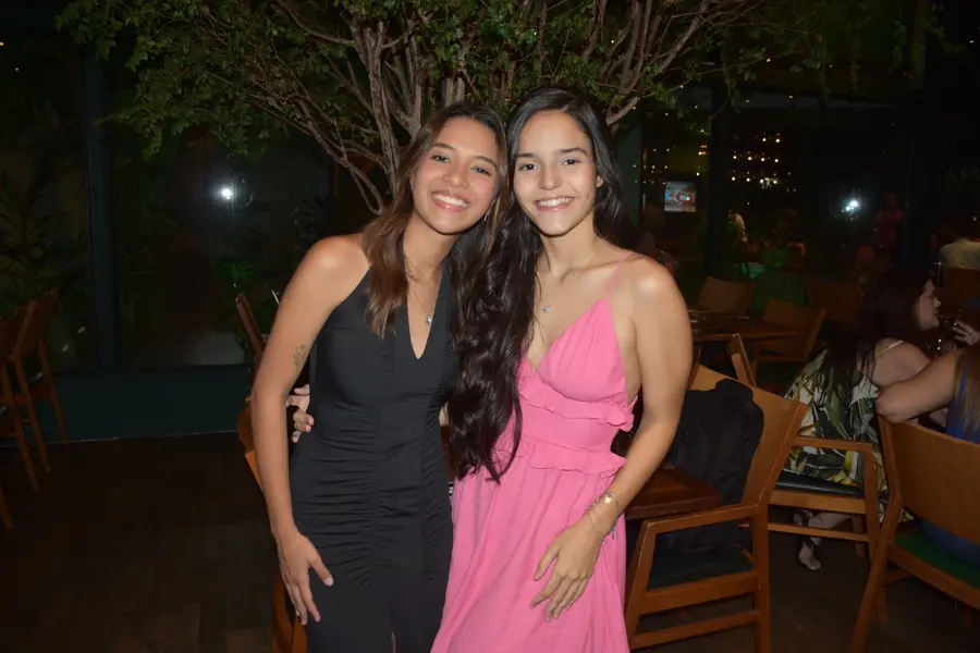 Esther Andrade comemora aniversário ao lado de amigas no Restaurante Zio