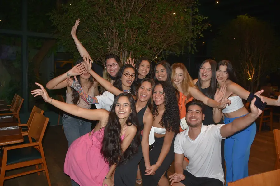 Esther Andrade comemora aniversário ao lado de amigas no Restaurante Zio