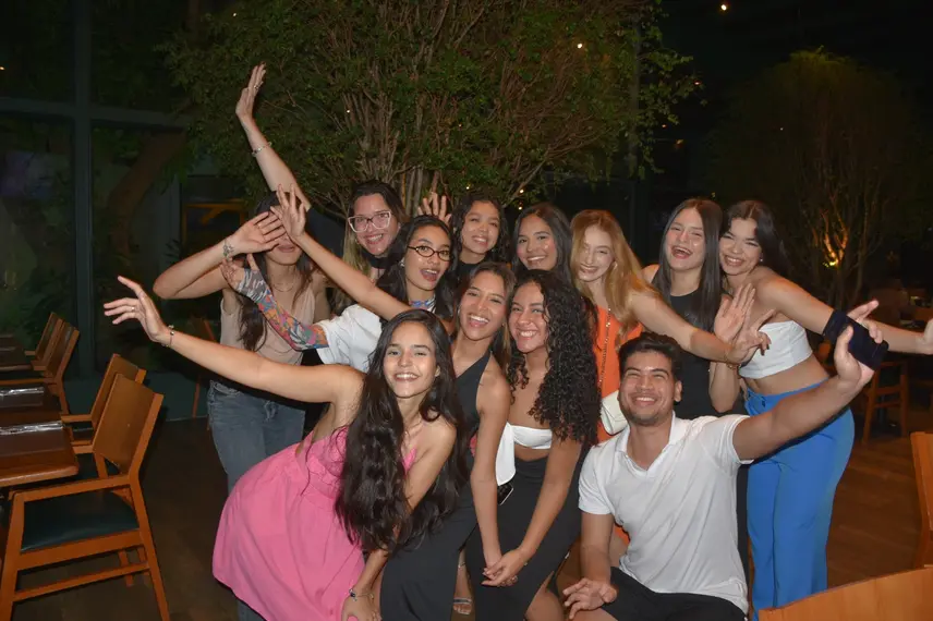 Esther Andrade comemora aniversário ao lado de amigas no Restaurante Zio