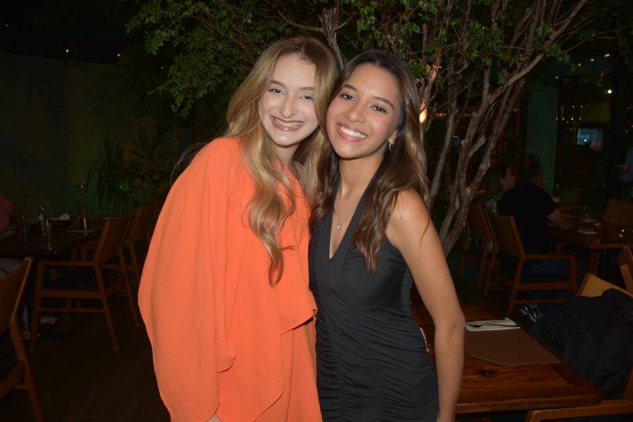 Esther Andrade comemora aniversário ao lado de amigas no Restaurante Zio