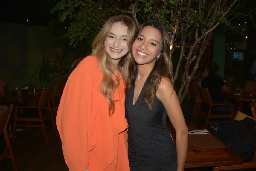 Esther Andrade comemora aniversário ao lado de amigas no Restaurante Zio