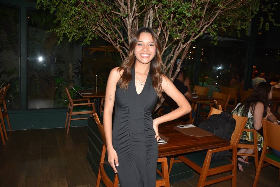 Esther Andrade comemora aniversário ao lado de amigas no Restaurante Zio