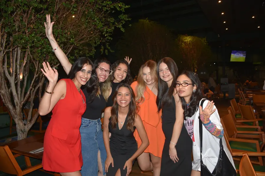 Esther Andrade comemora aniversário ao lado de amigas no Restaurante Zio