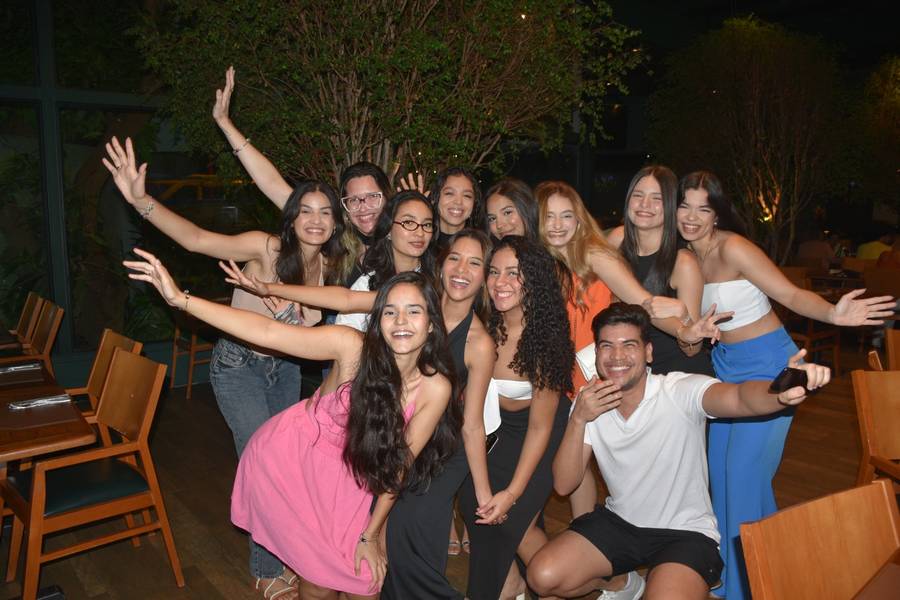 Esther Andrade comemora aniversário ao lado de amigas no Restaurante Zio