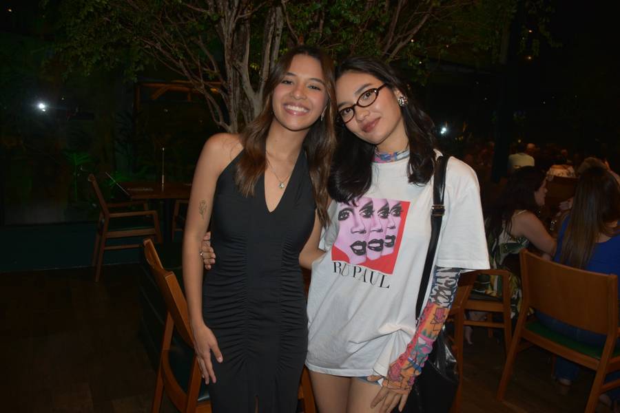 Esther Andrade comemora aniversário ao lado de amigas no Restaurante Zio