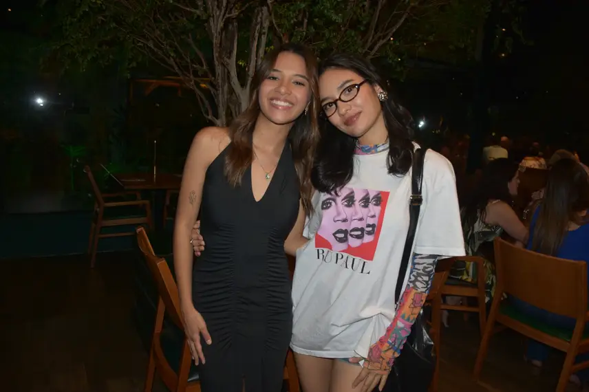 Esther Andrade comemora aniversário ao lado de amigas no Restaurante Zio Esther Andrade comemora aniversário ao lado de amigas no Restaurante Zio