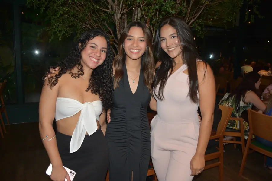 Esther Andrade comemora aniversário ao lado de amigas no Restaurante Zio