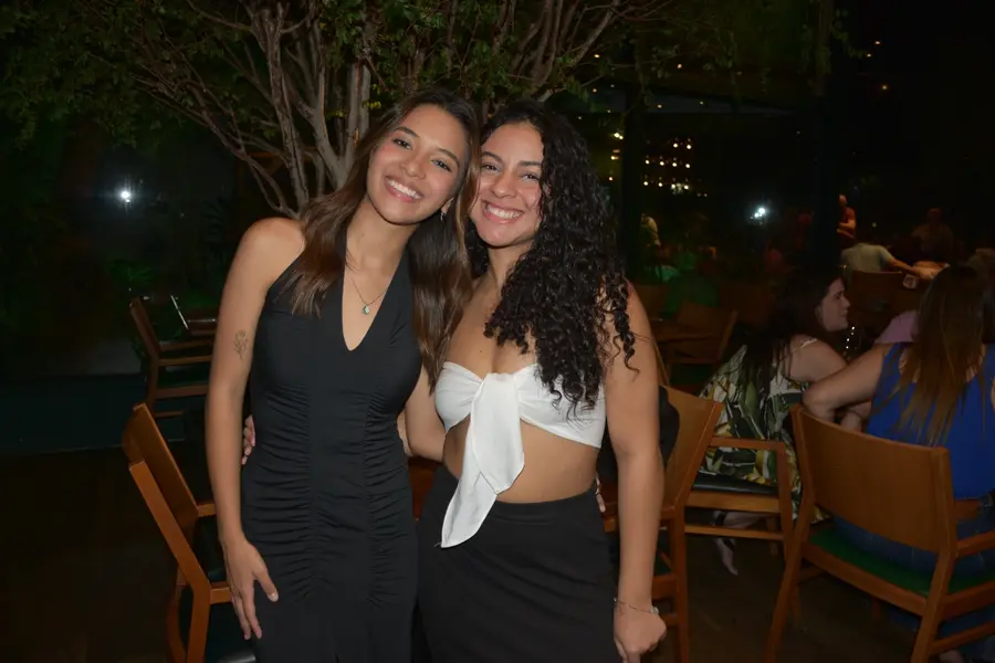 Esther Andrade comemora aniversário ao lado de amigas no Restaurante Zio