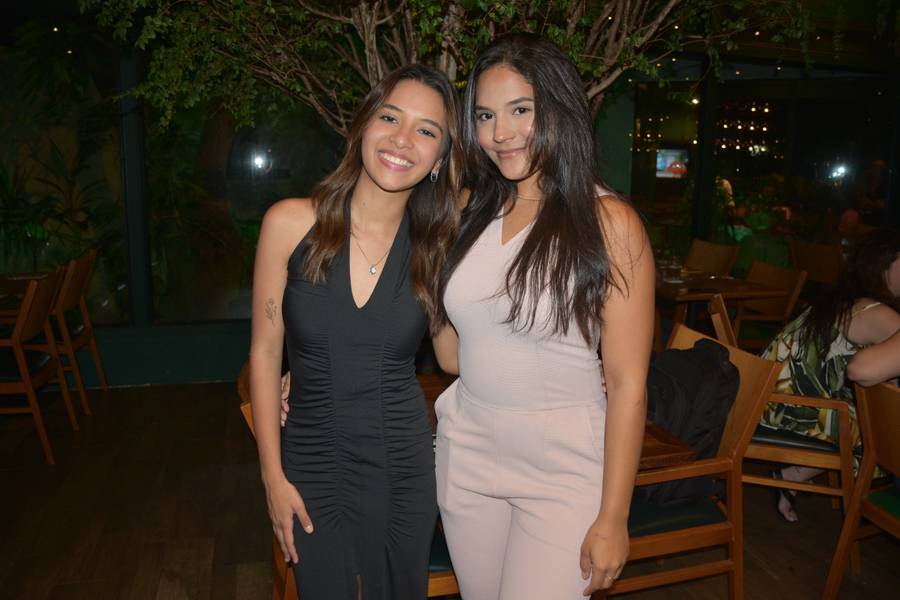 Esther Andrade comemora aniversário ao lado de amigas no Restaurante Zio