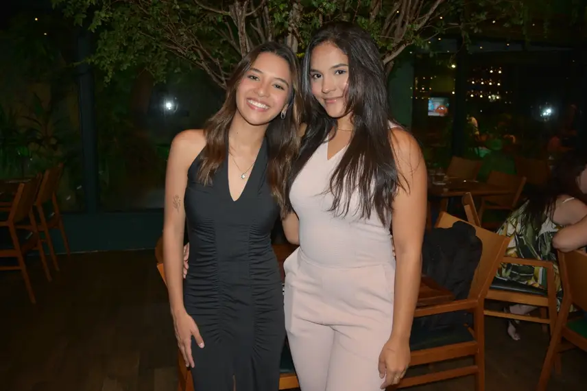 Esther Andrade comemora aniversário ao lado de amigas no Restaurante Zio Esther Andrade comemora aniversário ao lado de amigas no Restaurante Zio