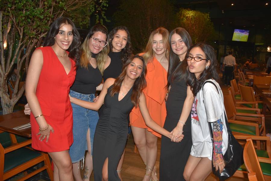 Esther Andrade comemora aniversário ao lado de amigas no Restaurante Zio
