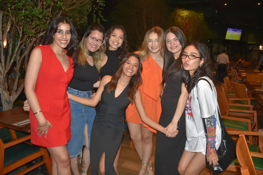 Esther Andrade comemora aniversário ao lado de amigas no Restaurante Zio