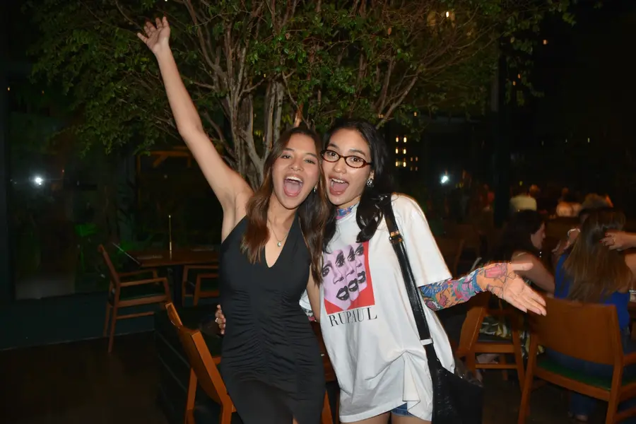 Esther Andrade comemora aniversário ao lado de amigas no Restaurante Zio