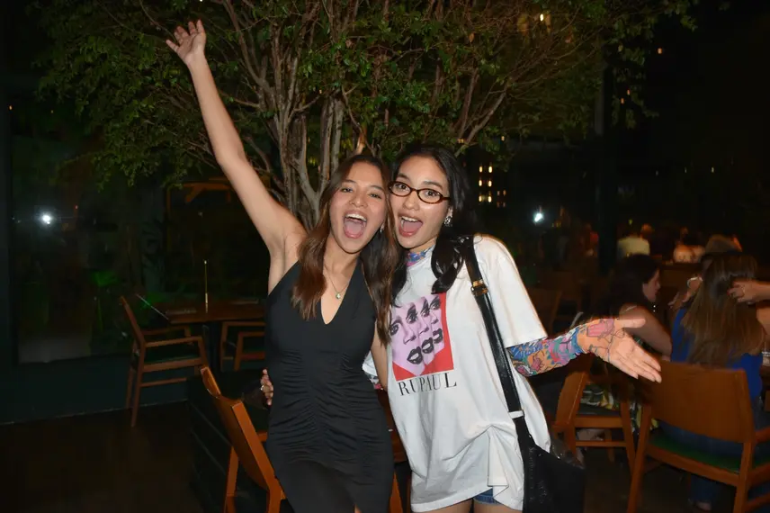 Esther Andrade comemora aniversário ao lado de amigas no Restaurante Zio