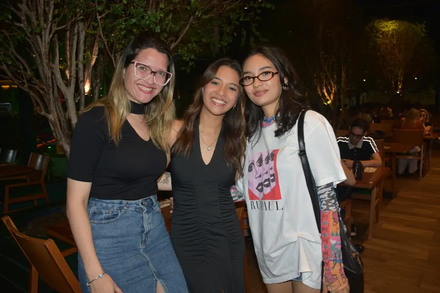 Esther Andrade comemora aniversário ao lado de amigas no Restaurante Zio