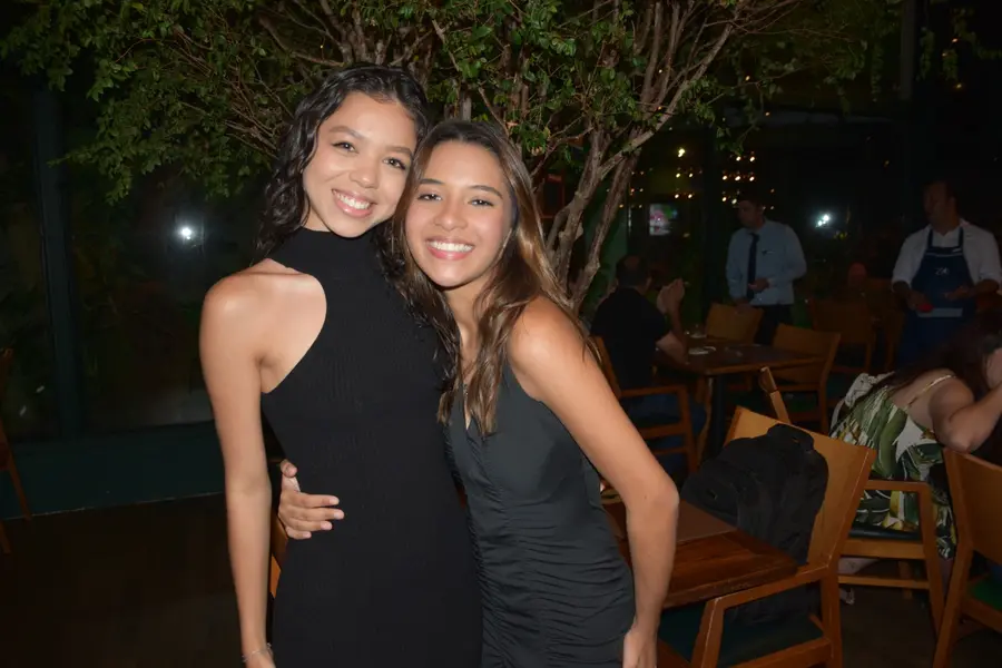 Esther Andrade comemora aniversário ao lado de amigas no Restaurante Zio