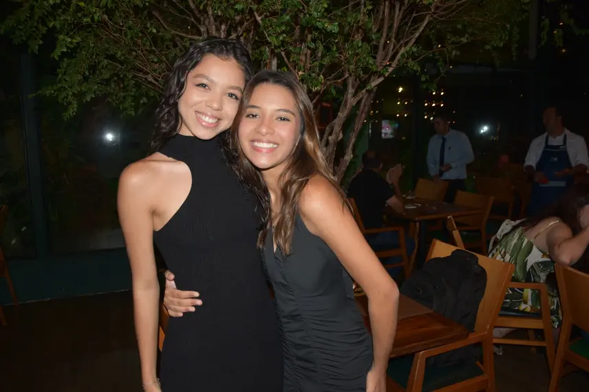Esther Andrade comemora aniversário ao lado de amigas no Restaurante Zio