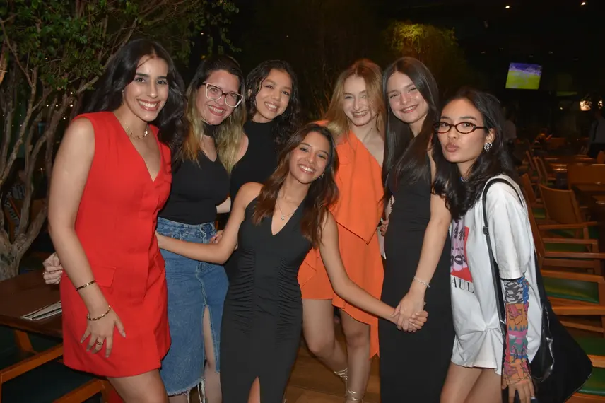Esther Andrade comemora aniversário ao lado de amigas no Restaurante Zio