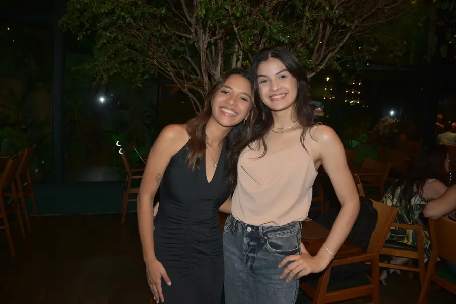Esther Andrade comemora aniversário ao lado de amigas no Restaurante Zio